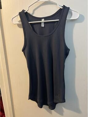 Under Armour navy blue tank top in size M #activewear #fitness #UA #summer #gym